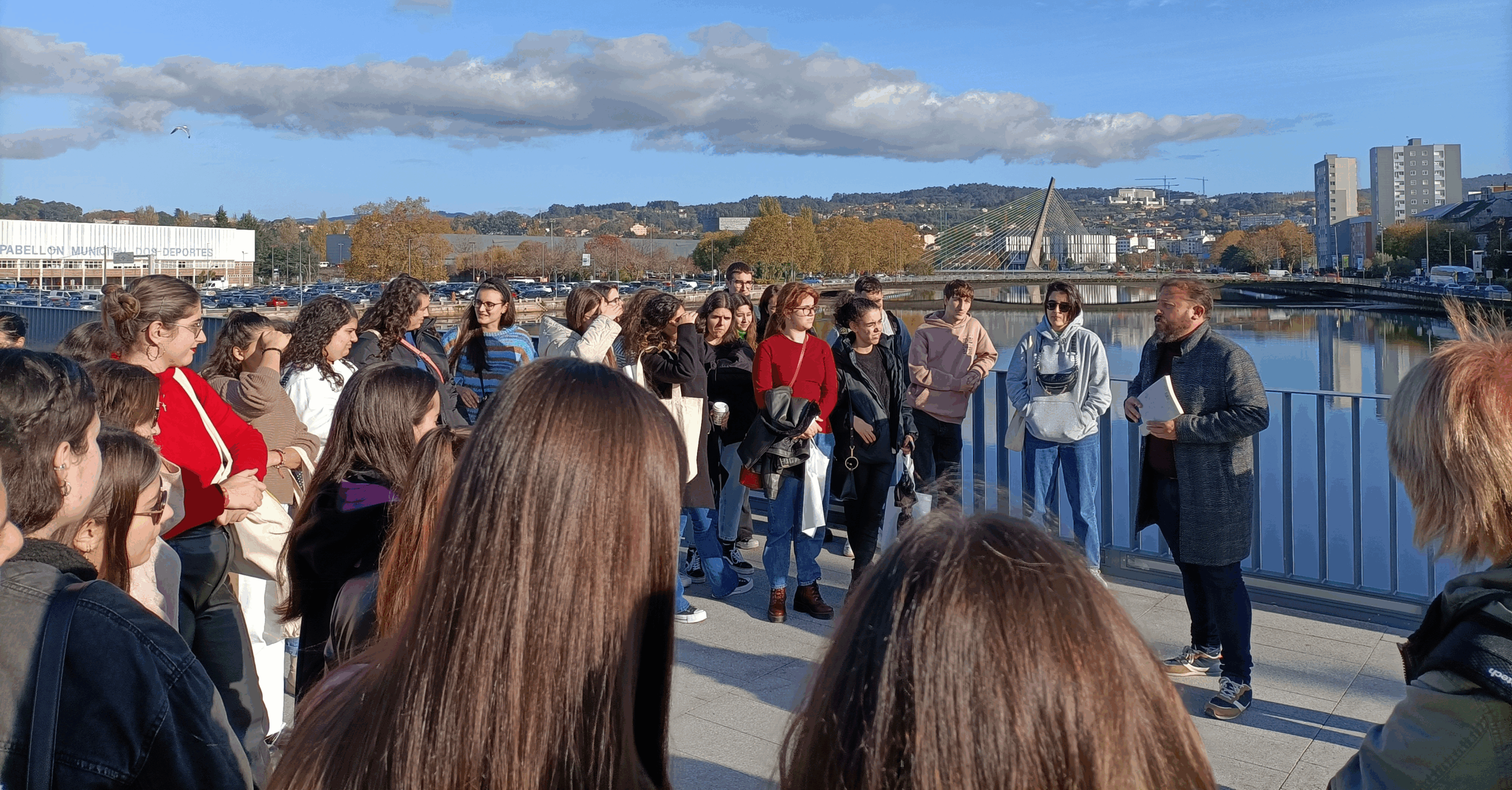 Grupo de xente no exterior, na ría da cidade de Pontevedra