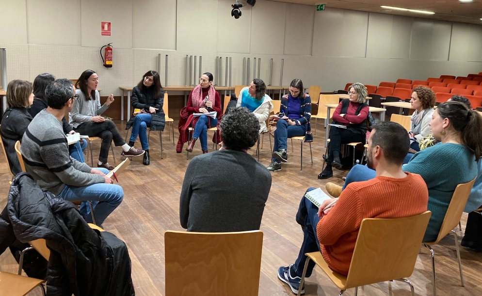 Persoas en ágora compartindo